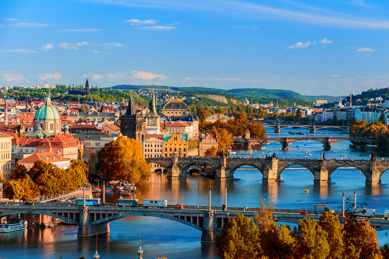 Prag an einem sonnigen Herbstnachmittag | Credit: iStock.com/DaLiu