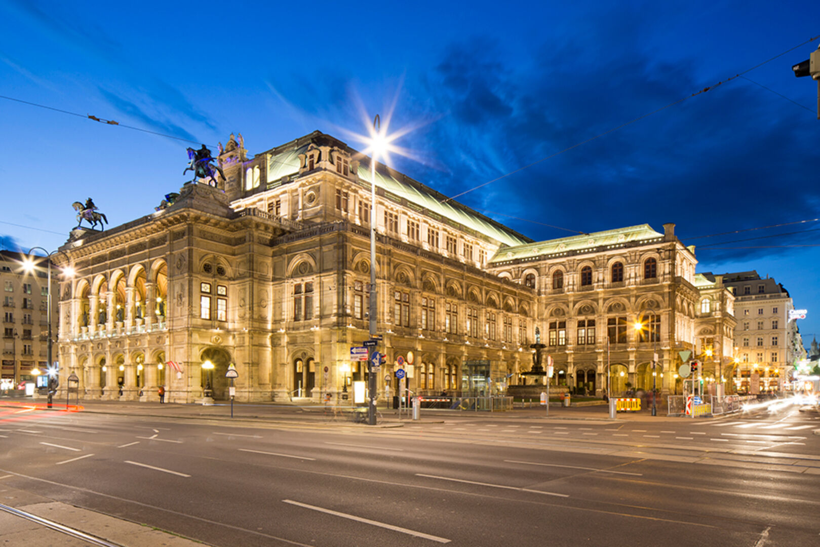 Die Staatsoper in Wien bei Nacht | Credit: iStock.com/A.B.
