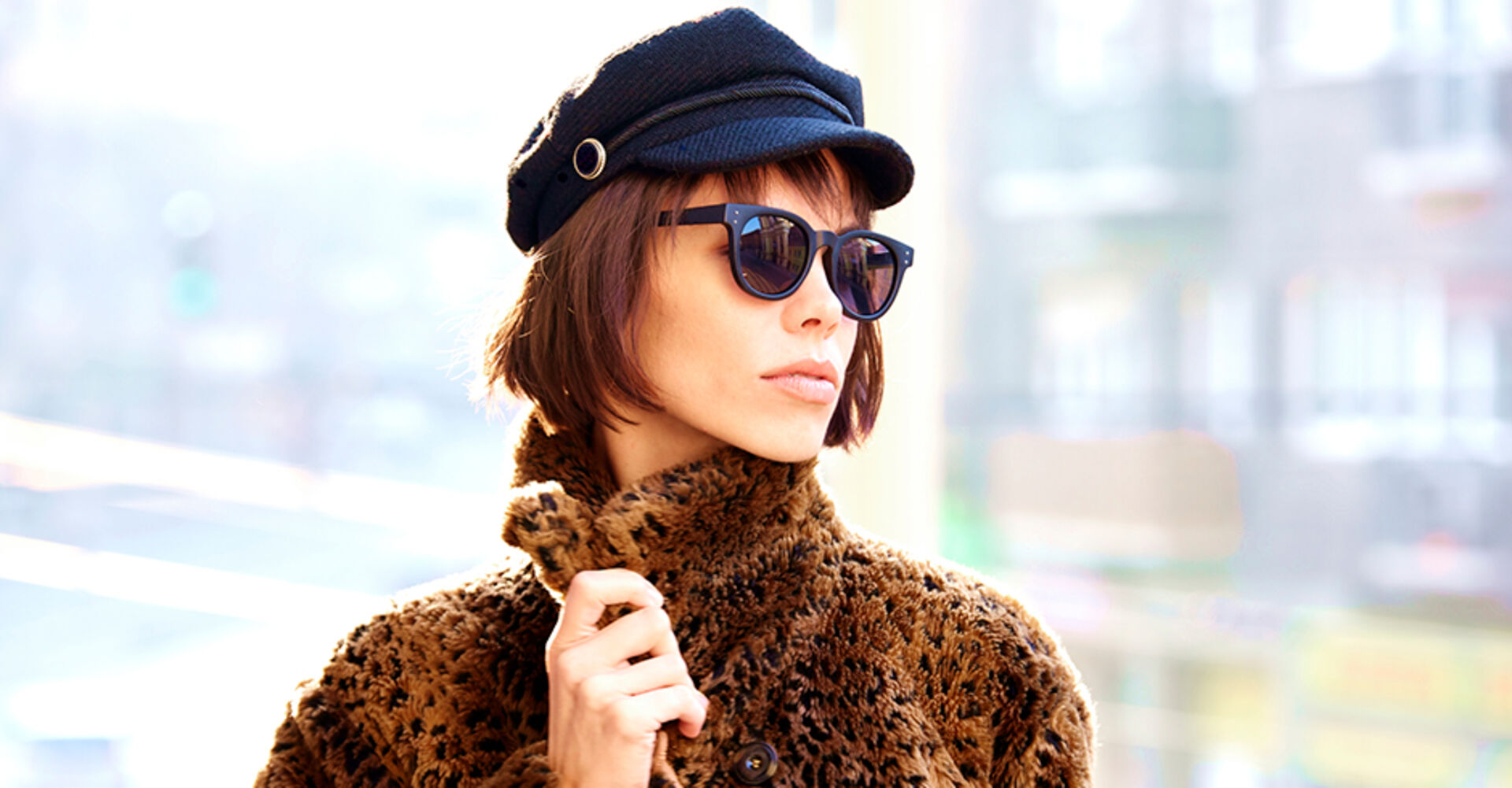 Modisch gestylte Frau in plüschiger Jacke aus Teddyfell | Credit: iStock.com/gzorgz