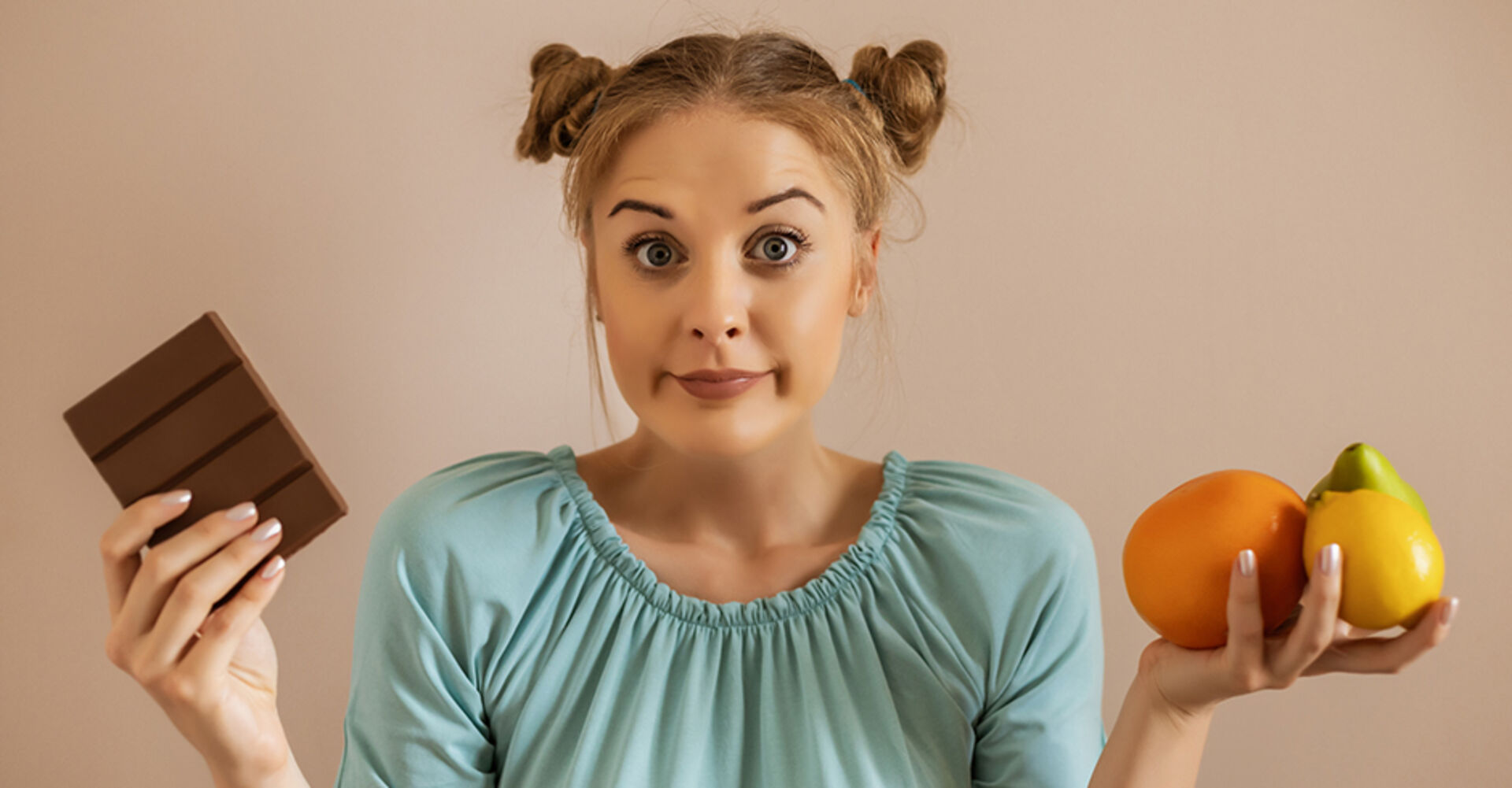 Frau steht vor der Entscheidung: Schokolade oder Obst? | Credit: iStock.com/LittleBee80