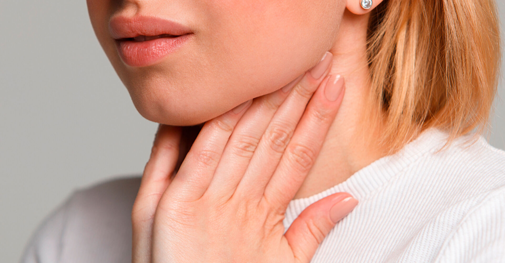 Frau leidet unter Stimmbandproblemen | Credit: iStock.com/Dima Berlin