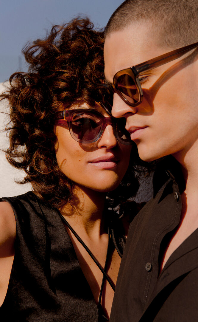 Pärchen mit Sonnenbrillen am Strand