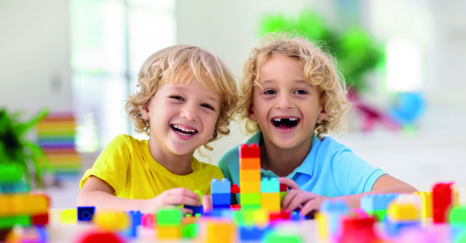Kinder spielen mit bunten Bausteinen | Credit: stock.adobe.com/Family Veldman