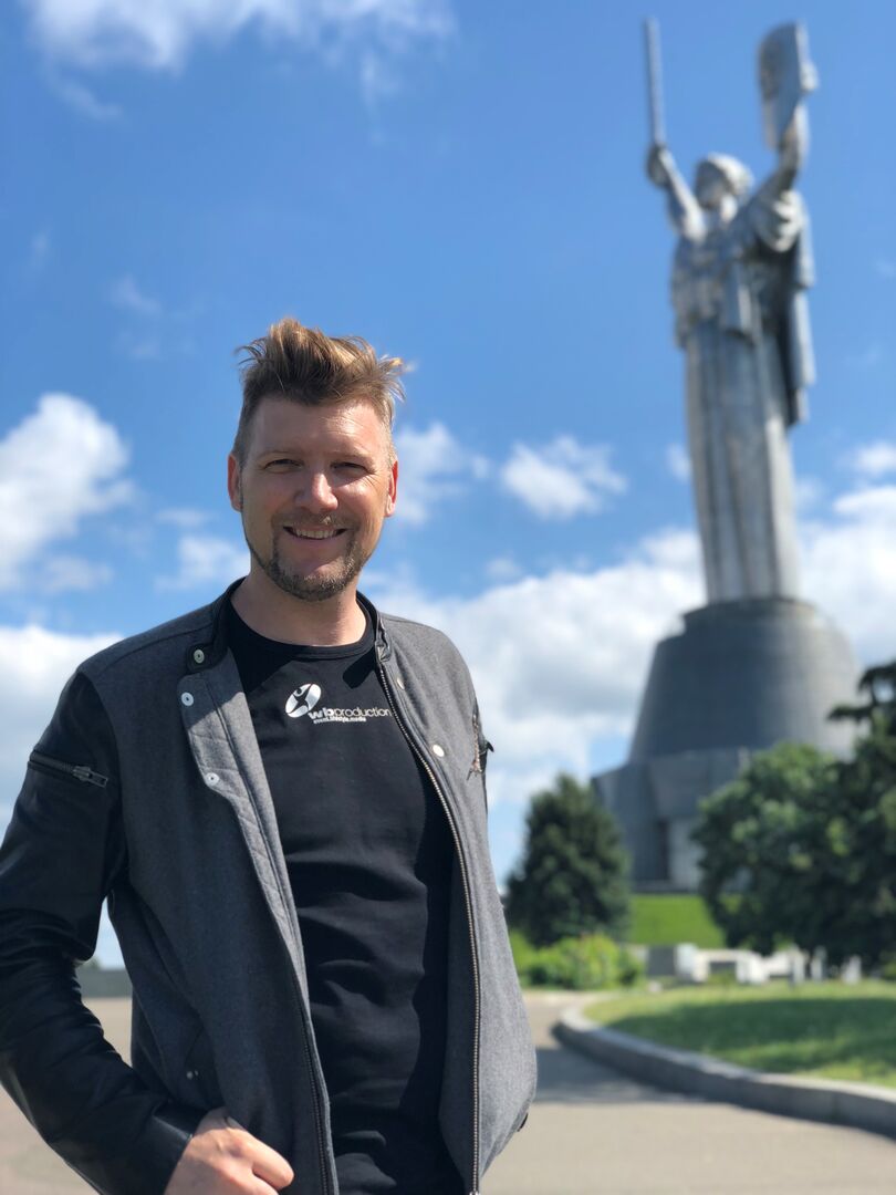 Alex Barendregt vor einem großen Denkmal in Kiev