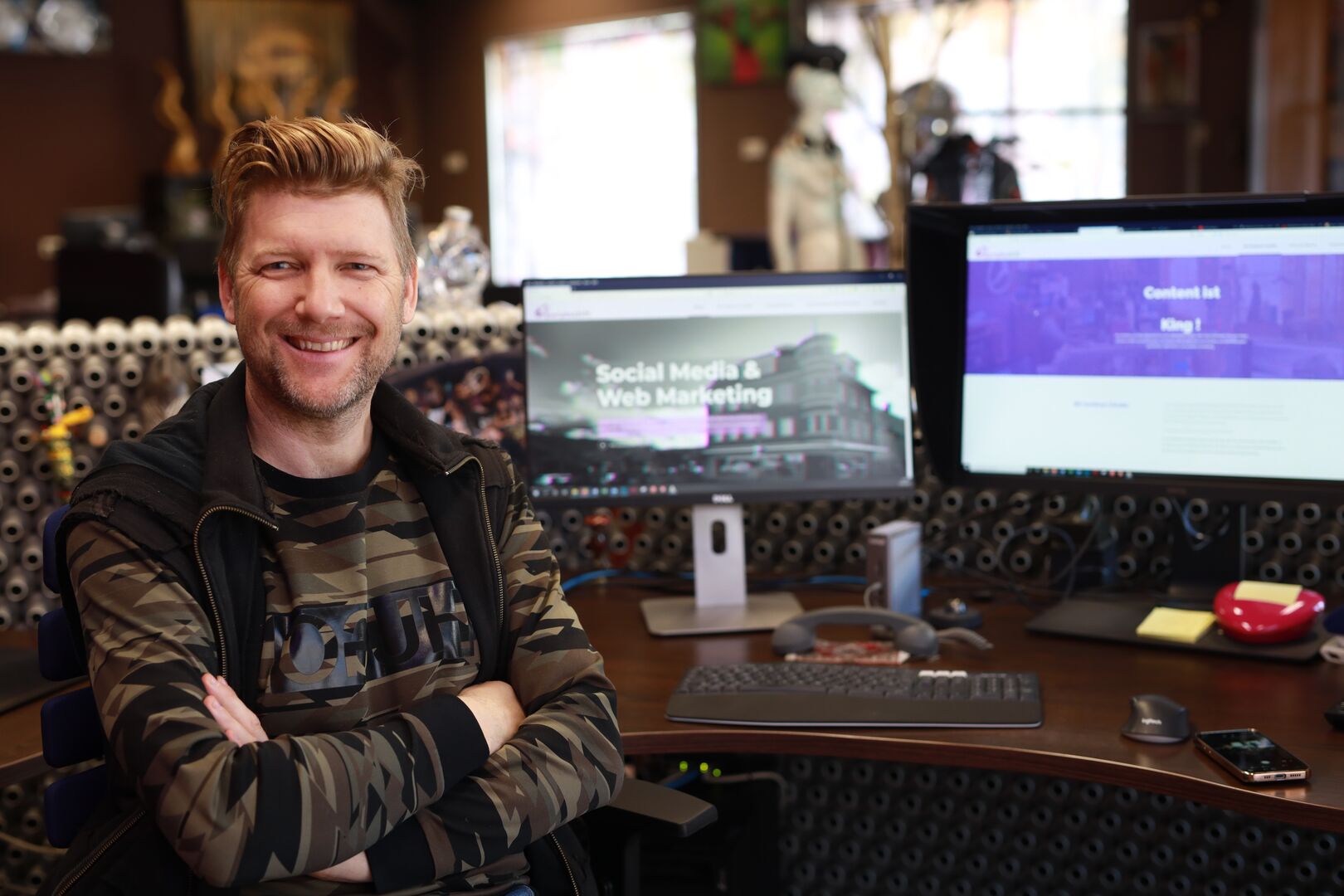 Alex Barendregt sitzt in seinem Büro vor zwei Computerbildschirmen