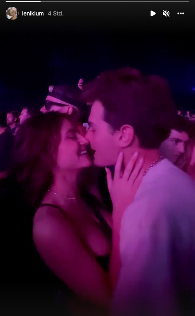 Leni und ihr Freund sind verliebt bis über beide Ohren