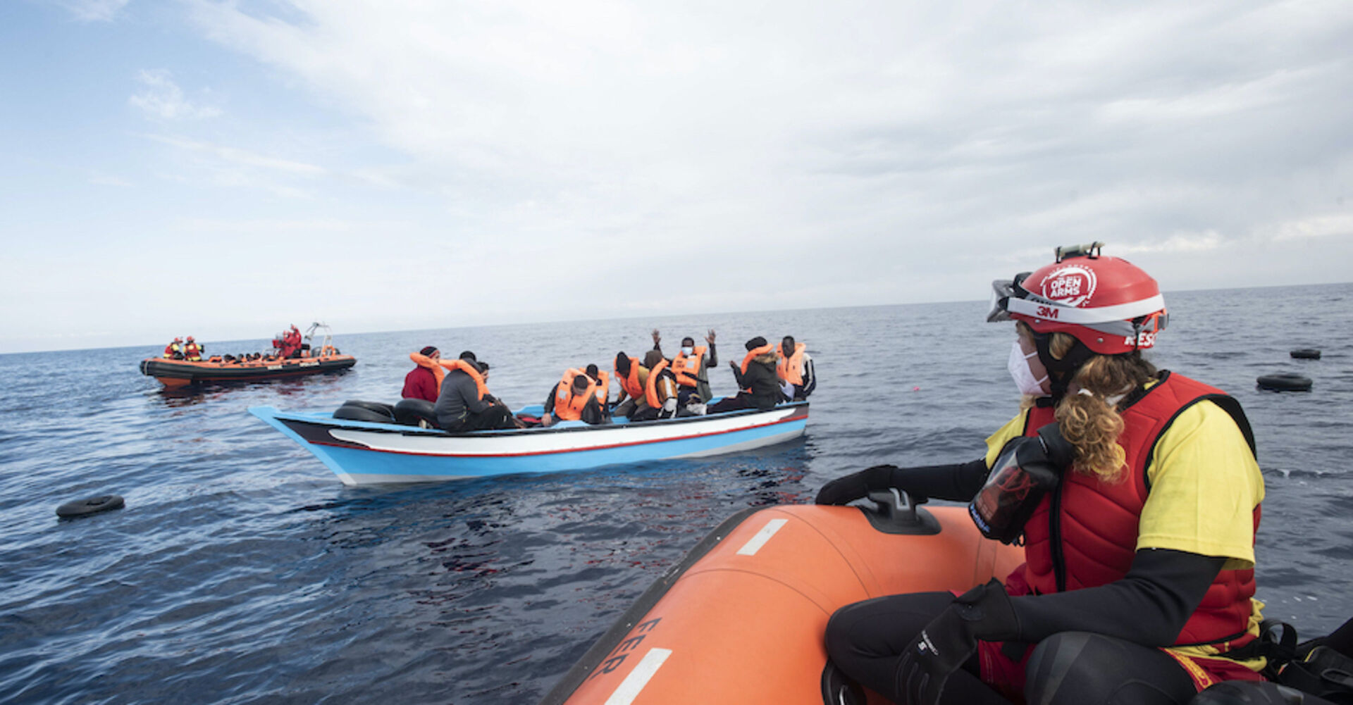 Zwei Holzboote mit Flüchtlingen, ein Schlauchboot mit Rettern