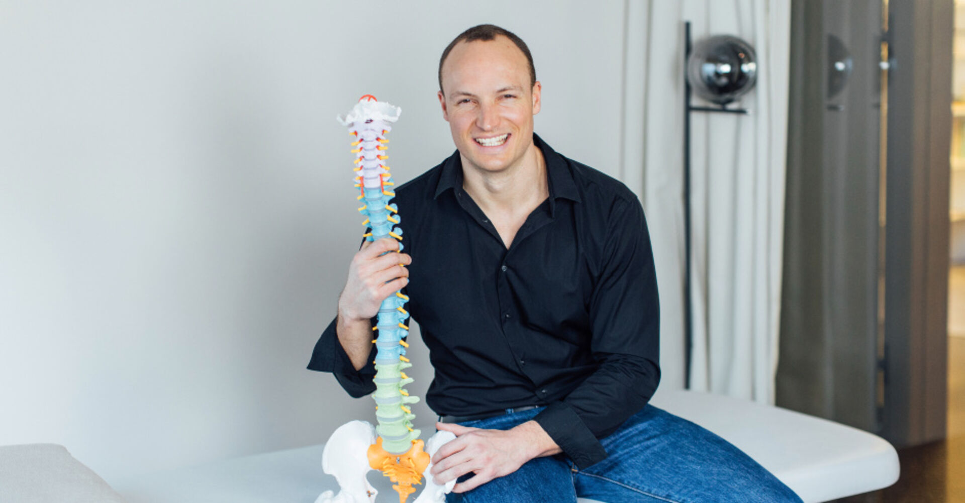 Dr. Schopper mit Wirbelsäule