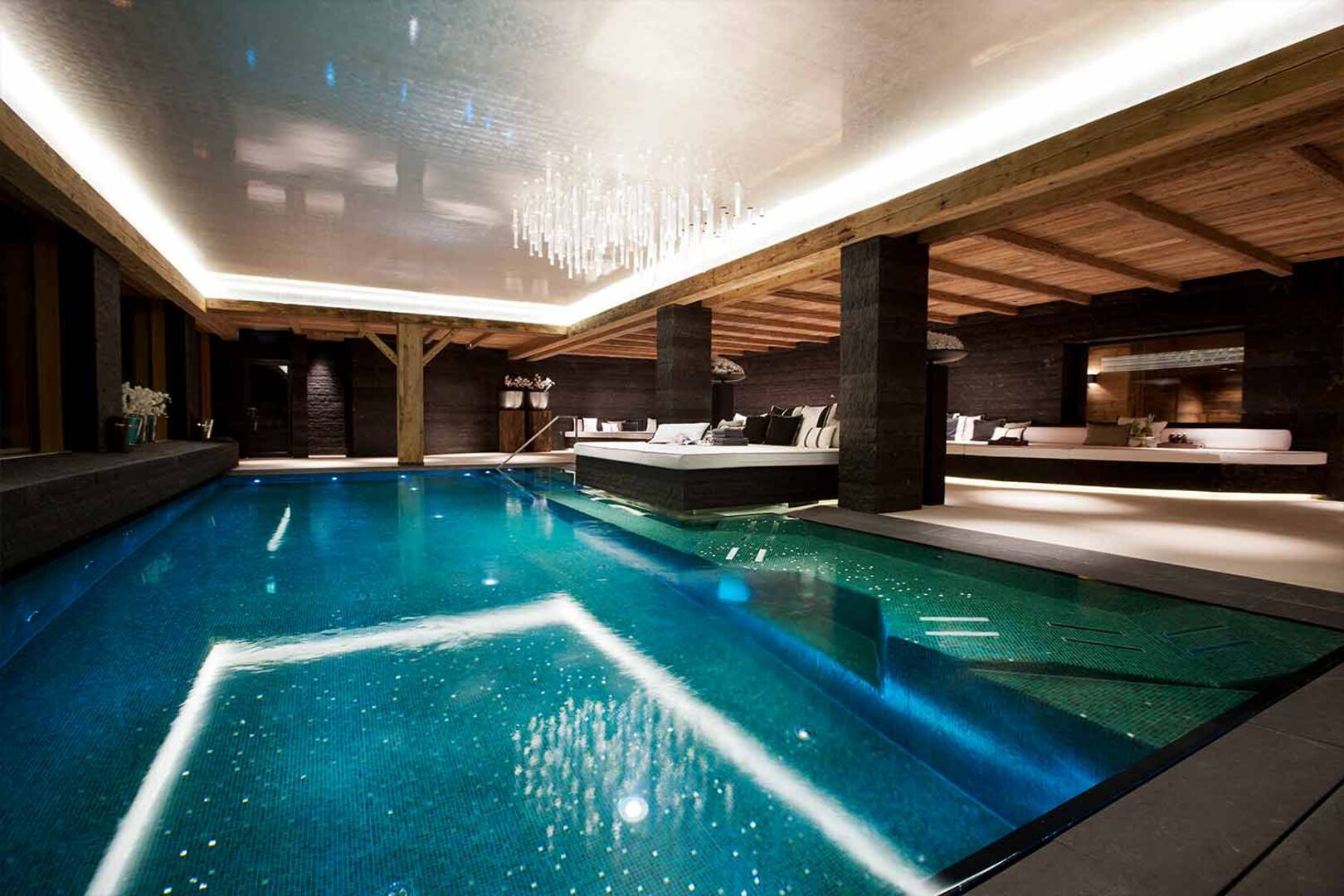 Der Indoor-Pool des Chalet N