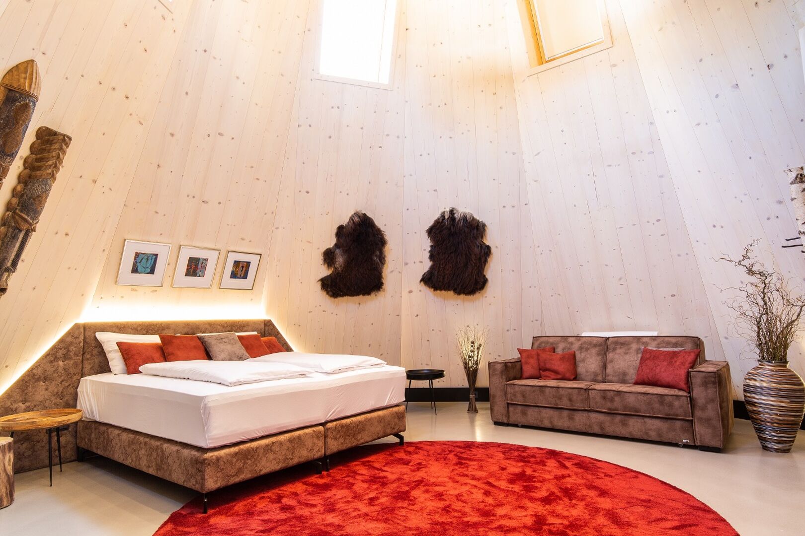 So sieht es im Inneren einer Luxus-Tipi-Suite aus. | Credit: KUNA Naturresort