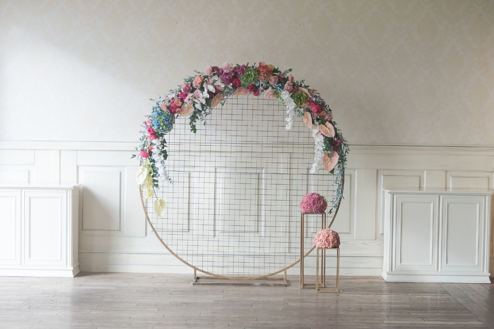 Große Metallringdeko mit Blumen | Credit: iStock.com/AlexanderLipko