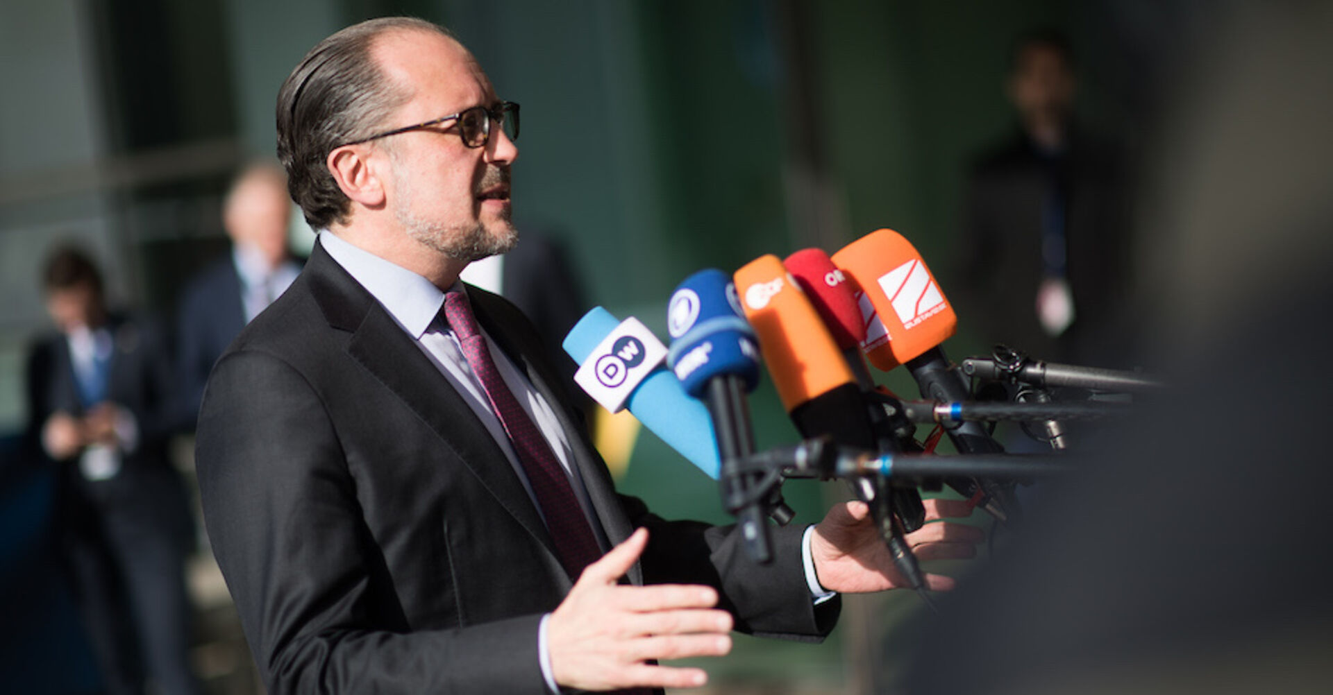 Ansage vor zahlreichen Mikrofonen