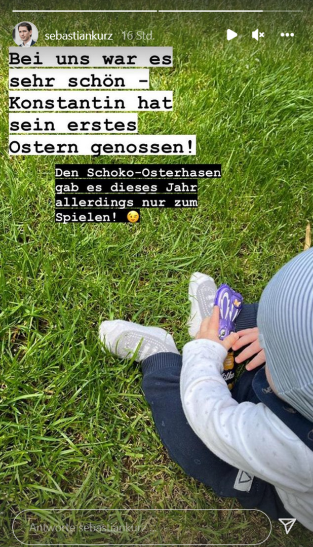 Ein Screenshot aus einer Instagram-Story. Ein kleiner Bub sitzt im Gras und spielt mit einem Schokohasen. Er trägt eine gestreifte Mütze, das Gesicht ist nicht erkennbar. Darüber zu lesen: &quot;Bei uns war es sehr schön - Konstantin hat sein erstes Ostern genossen! Den Schoko-Osterhasen gab es dieses Jahr allerdings nur zum Spielen ;)&quot;