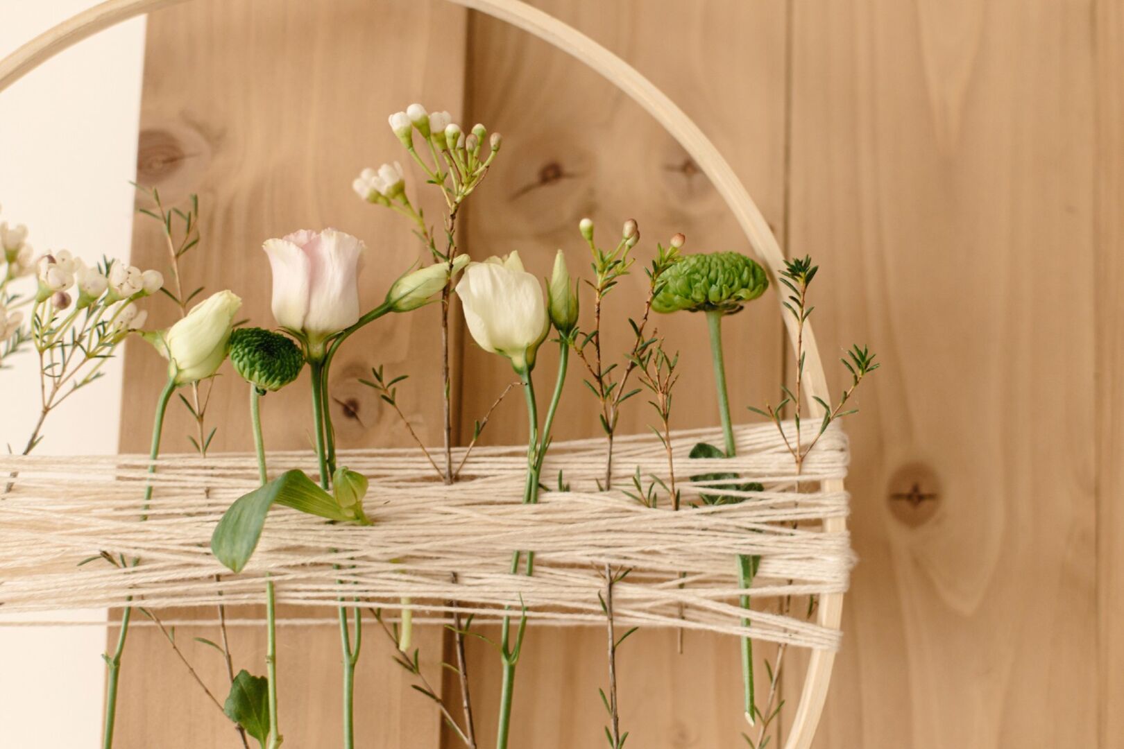 Holzringdeko mit Blumen | Credit: iStock.com/Bogdan Kurylo