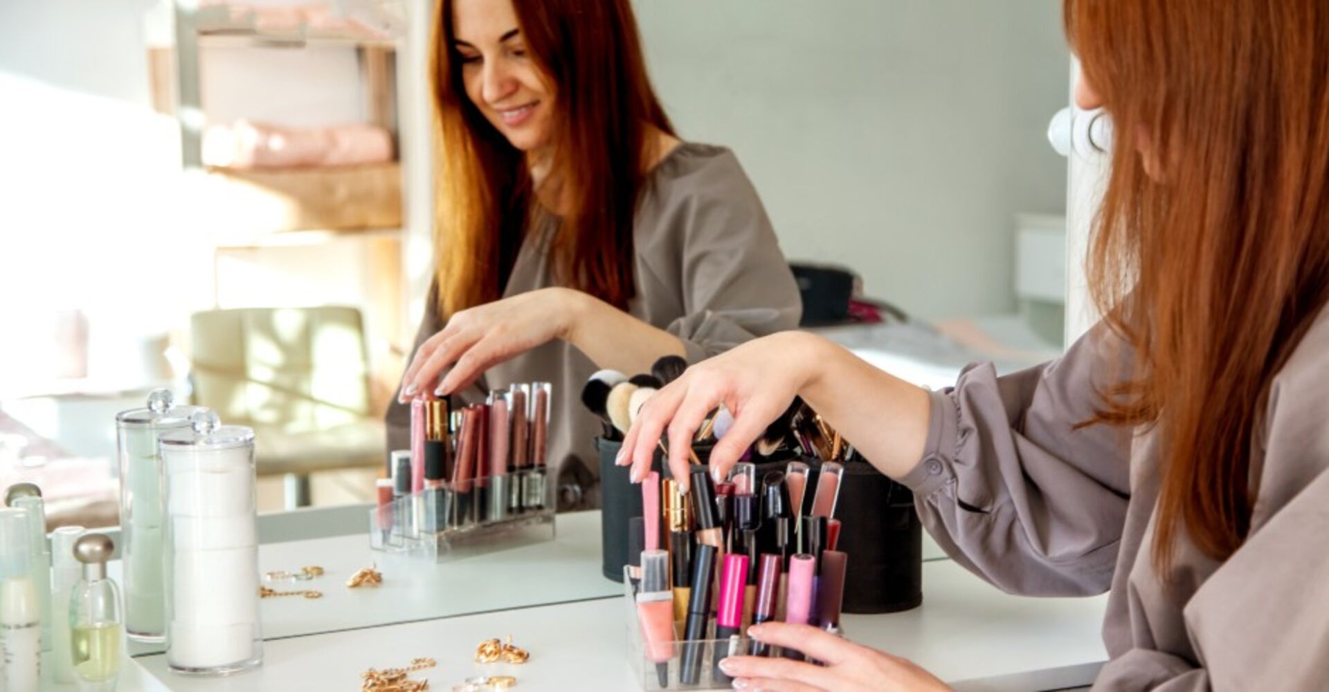 Frau sitzt vor Schminktisch | Credit: iStock.com/Kostikova