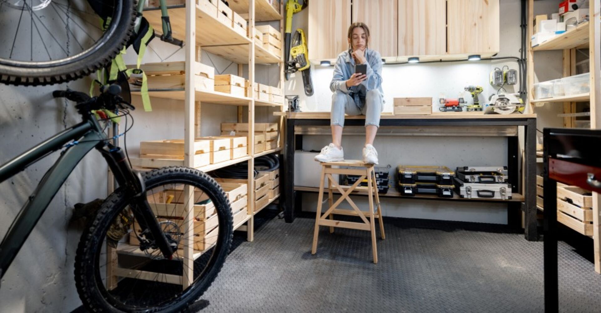 Frau sitzt im Keller | Credit: iStock.com/RossHelen