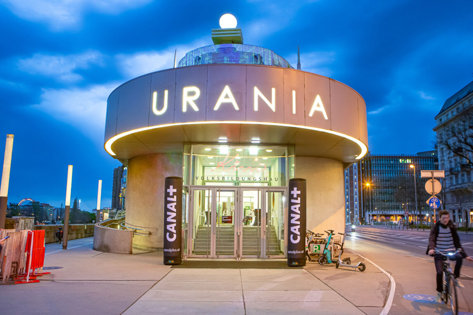 Ansicht der beleuchteten Urania Fassade