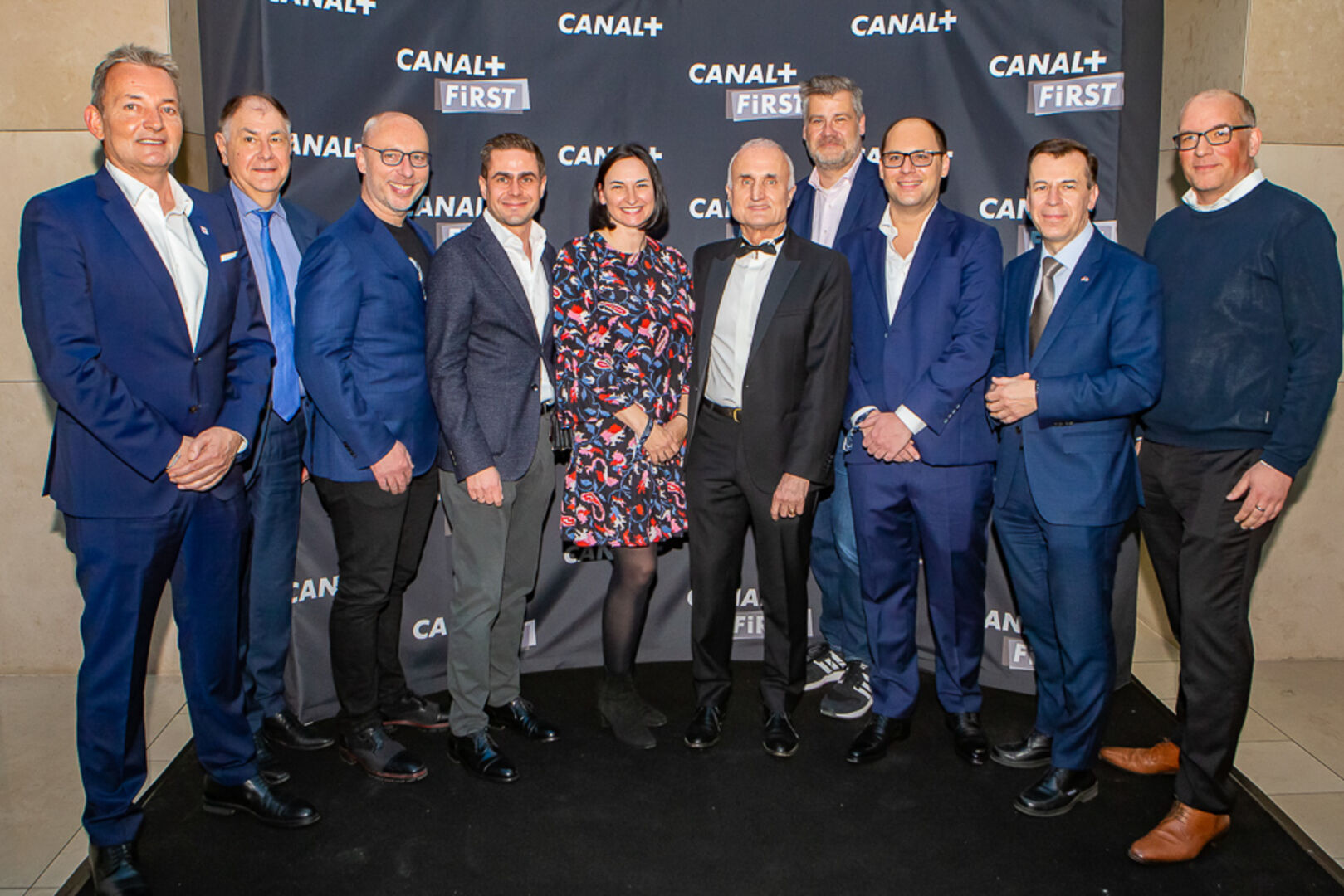 Aufgereiht vor Canal+ Logo-Wand