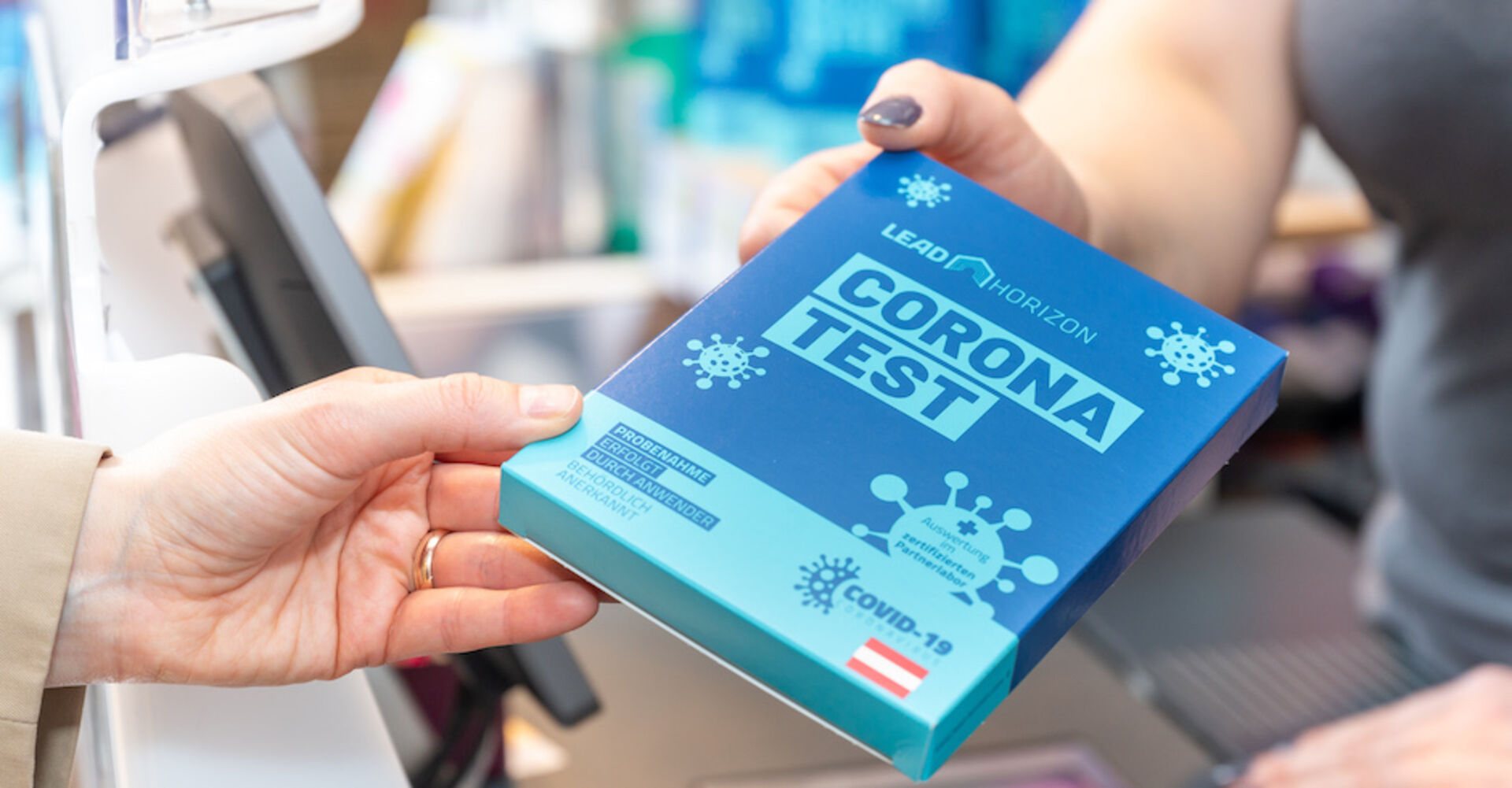 PCR-Test wird an Kundin ausgehändigt | Credit: BIPA/Harson/OTS