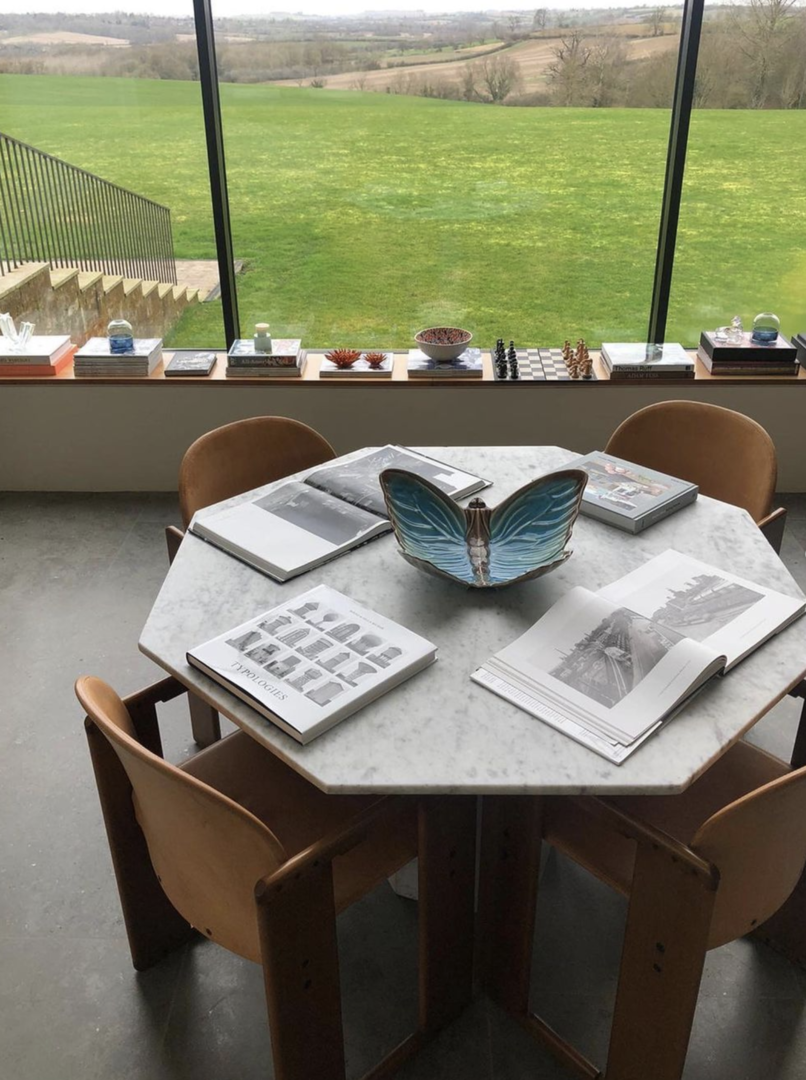 Eckiger Tisch | Credit: www.instagram.com/claudiaschiffer/Claudia Schiffer