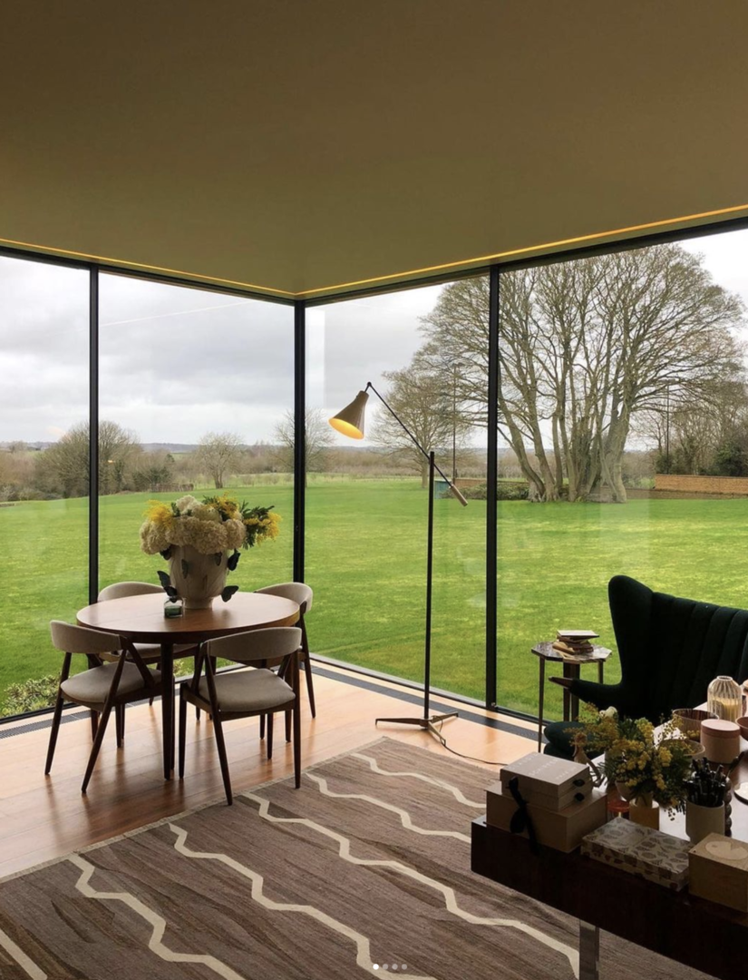 Tischgruppe mit Blick in den Garten | Credit: www.instagram.com/claudiaschiffer/Claudia Schiffer