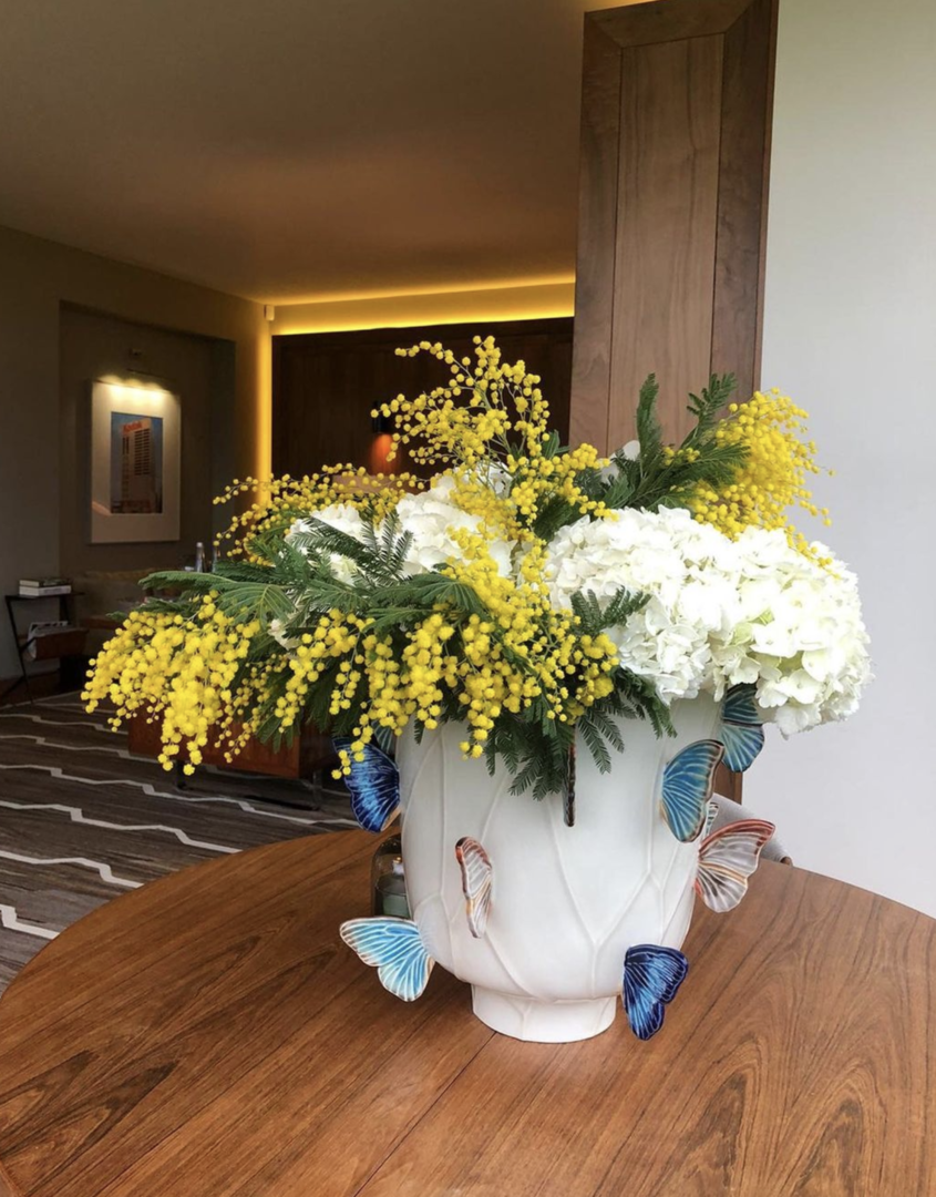 Blumenvase mit Schmetterlingen | Credit: www.instagram.com/claudiaschiffer/Claudia Schiffer