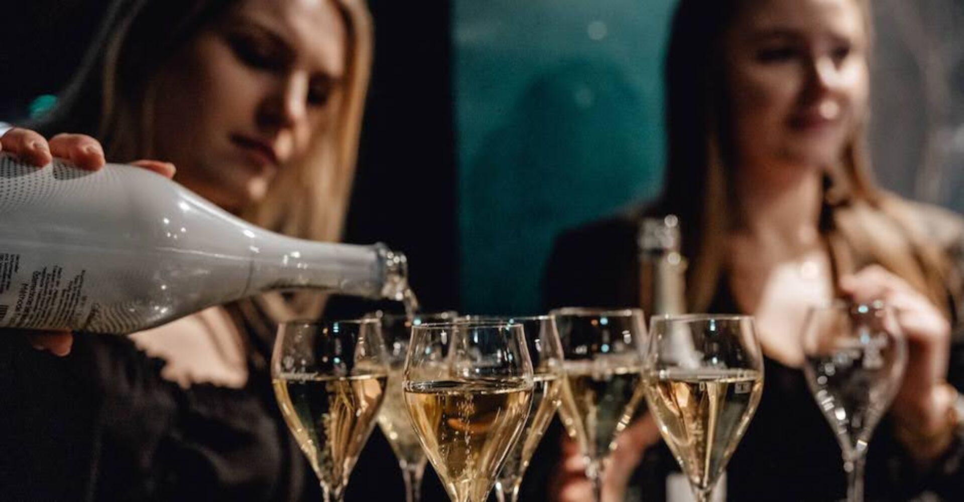 Kellnerinnen schenken Champagner in Gläser | Credit: Champagner-Club Heidi/Bardh Sokoli