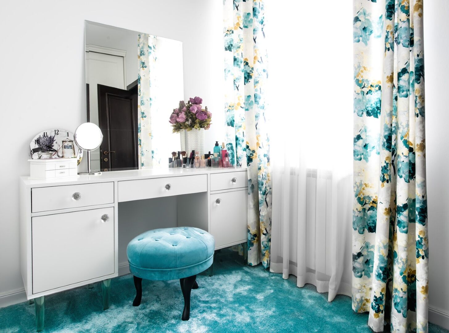 Schminktisch mit blauem Hocker | Credit: iStock.com/Bogdanhoda