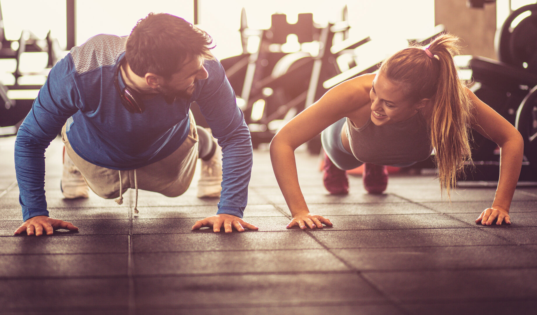 10-Minuten-Workout: Gemeinsames Training motiviert. | Credit: iStock.com/Mladen Zivkovic