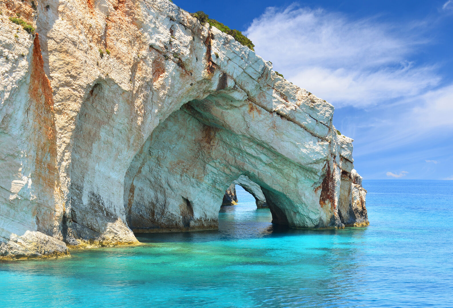 Familienabenteuer: Eine Bootstour zu den Blue Caves auf Zakynthos. | Credit: iStock.com/kwasny221