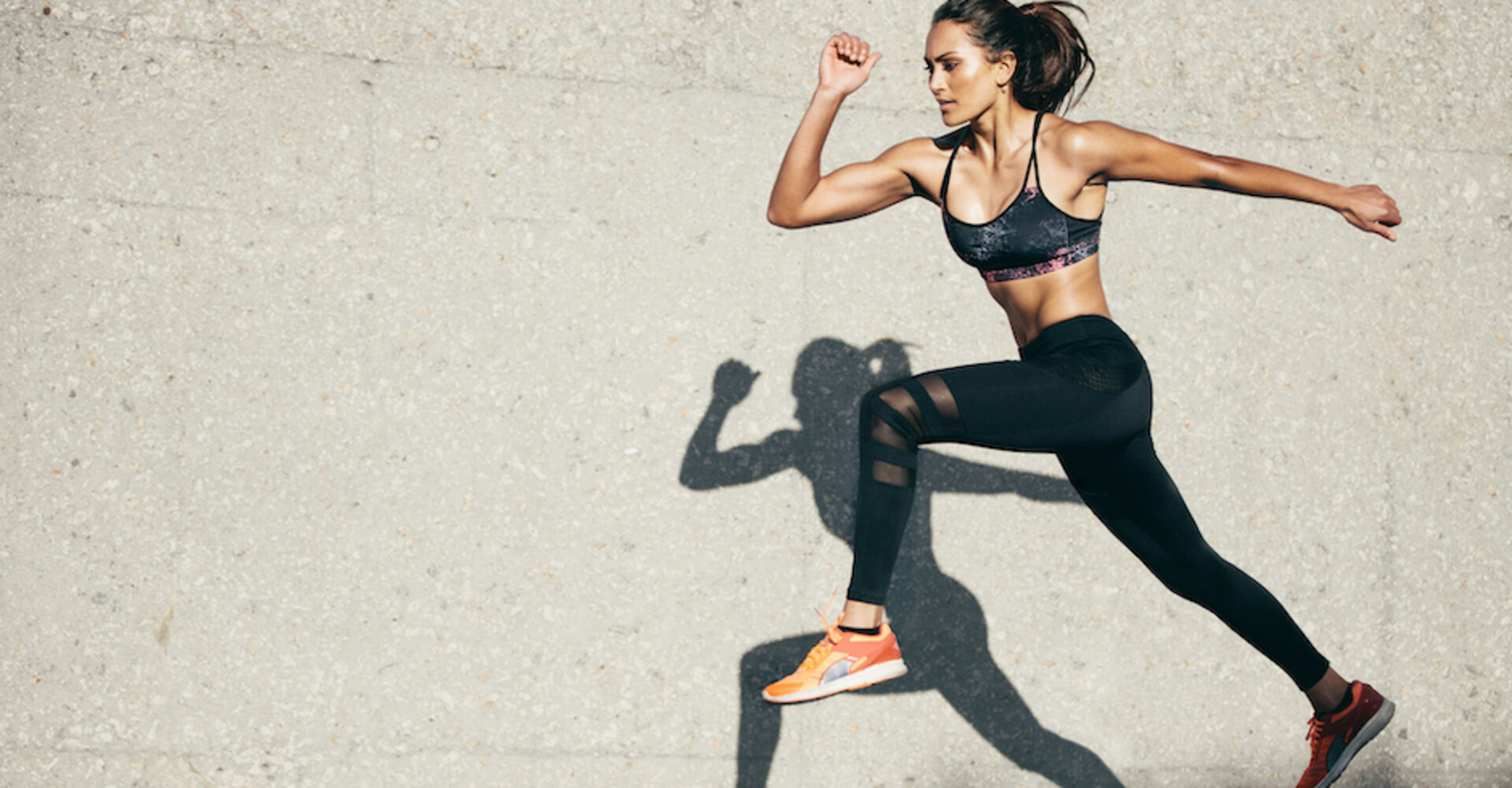 junge Frau läuft | Credit: iStock.com/jacoblund