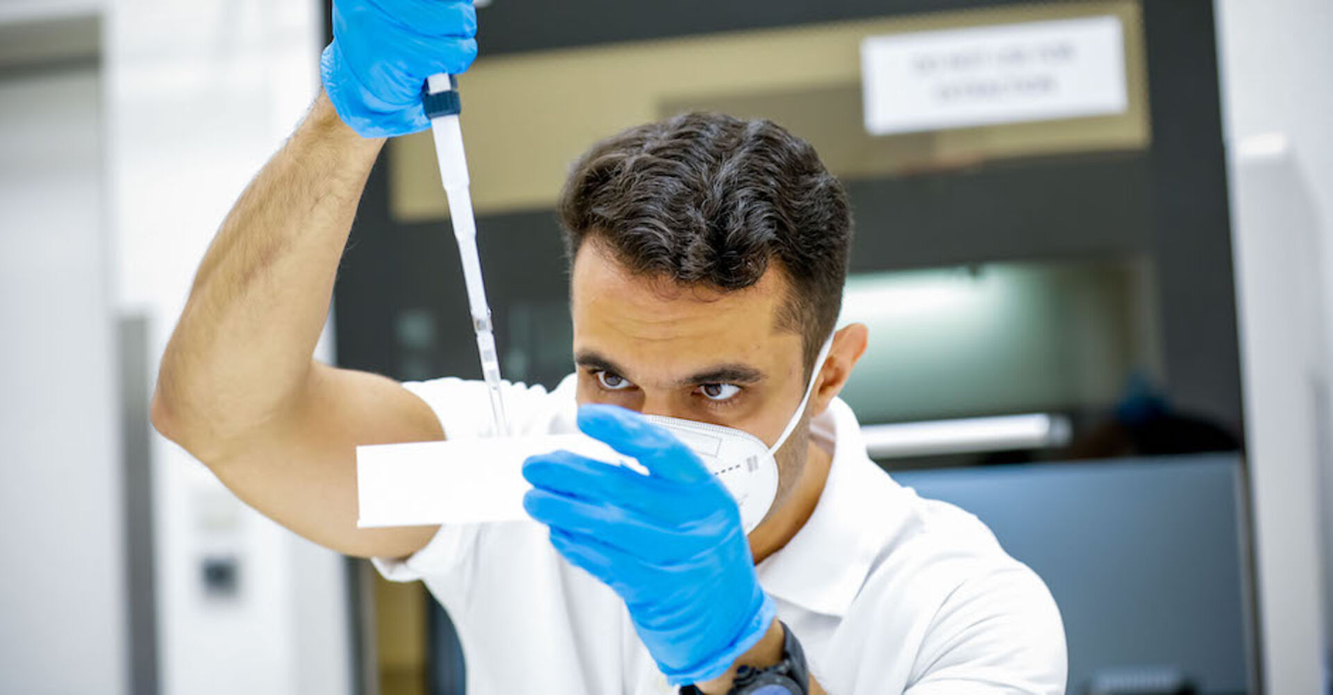 Mann arbeitet in einem Covid-Testlabor | Credit: Lifebrain/Christian Husar