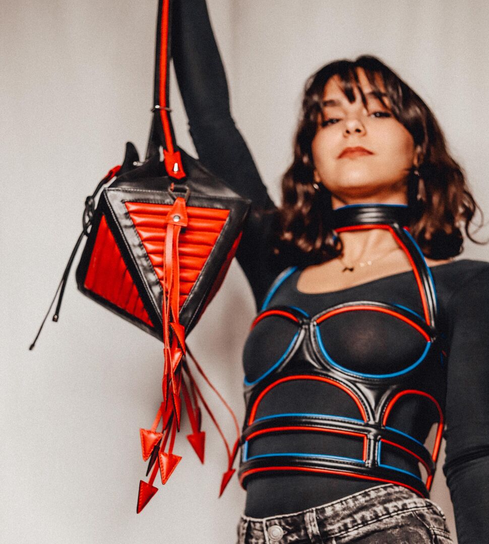 Model zeigt eine Tasche ins Bild