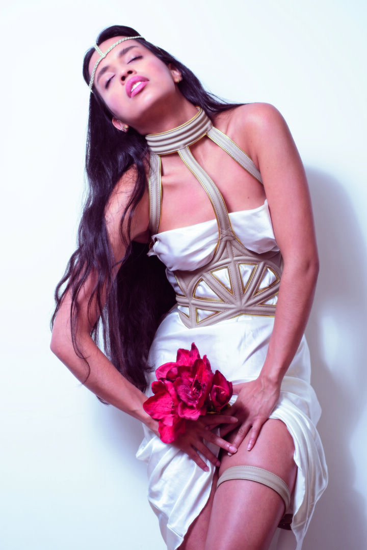 Model trägt Harness über ein Kleid