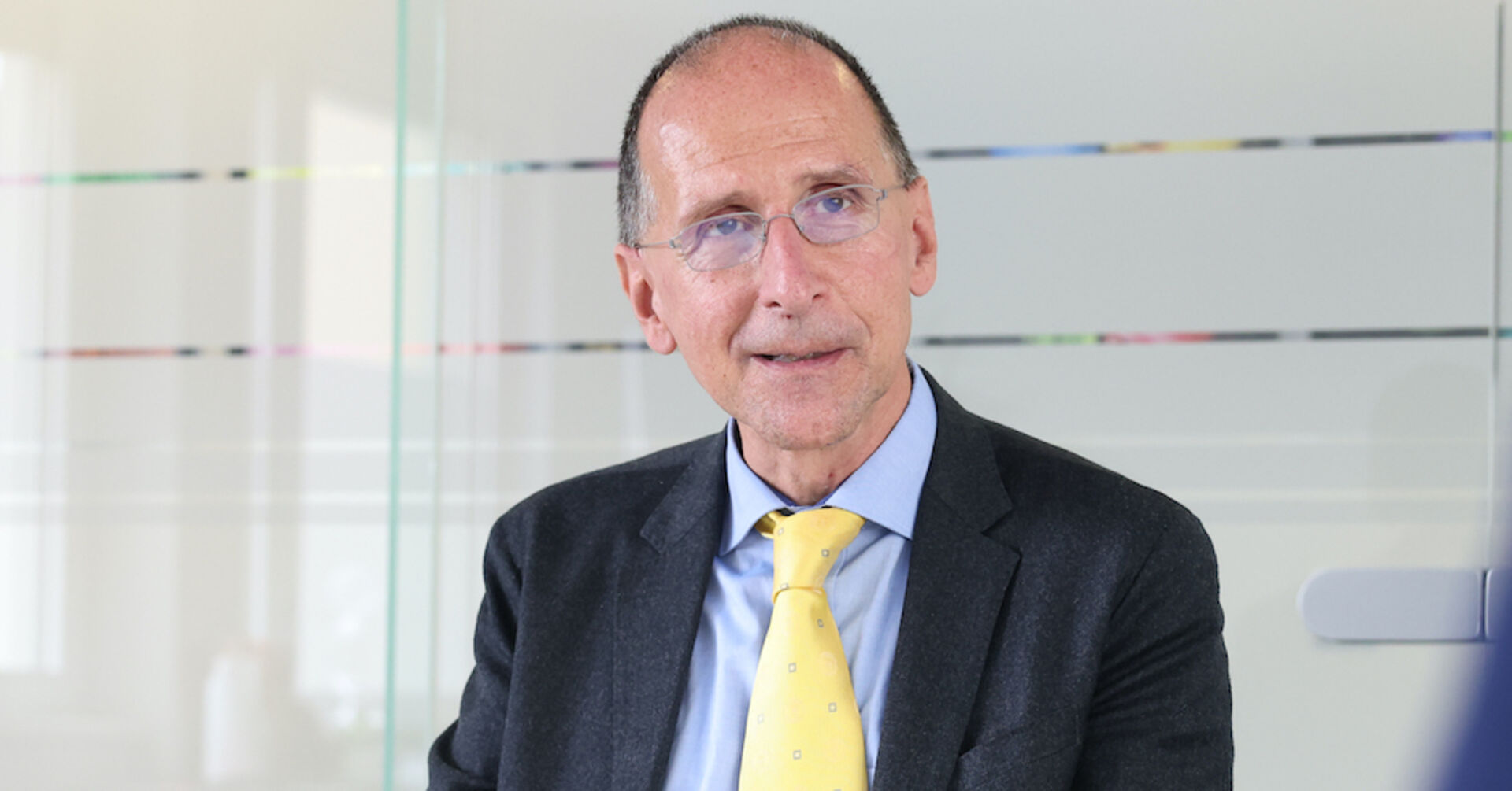 Peter Filzmaier im Gespräch. Er trägt eine Krawatter der Universität Graz.