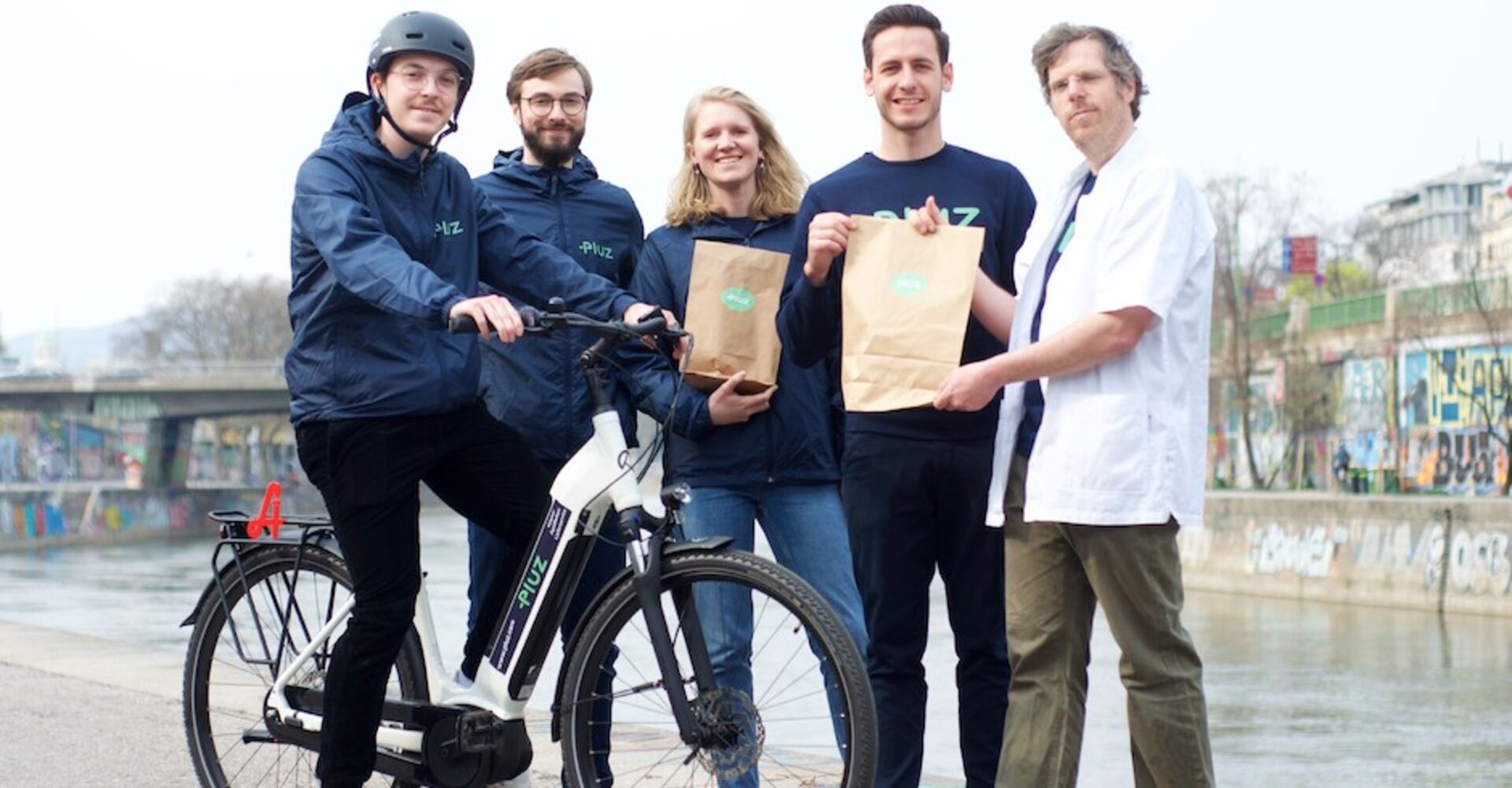Das Plus Care Team mit Fahrradboten | Credit: Pluz Care