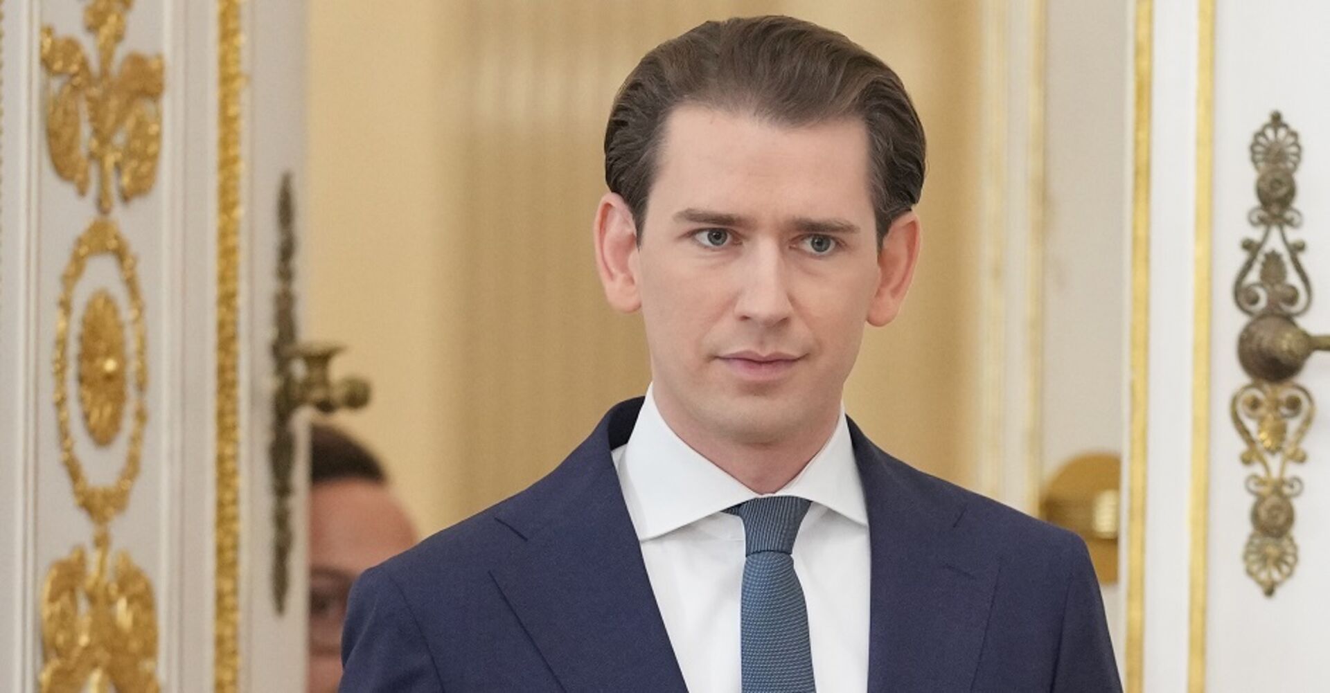 Sebastian Kurz vor einer offiziell wirkenden Tür.