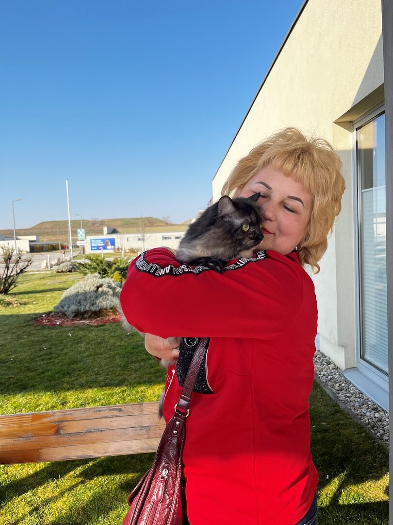 Frau Luba umarmt ihrer Katze Pushinka | Credit: TierQuarTier Wien