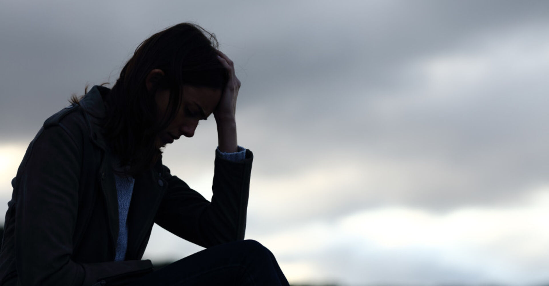 Frau sitzt traurig herum | Credit: iStock.com/AntonioGuillem