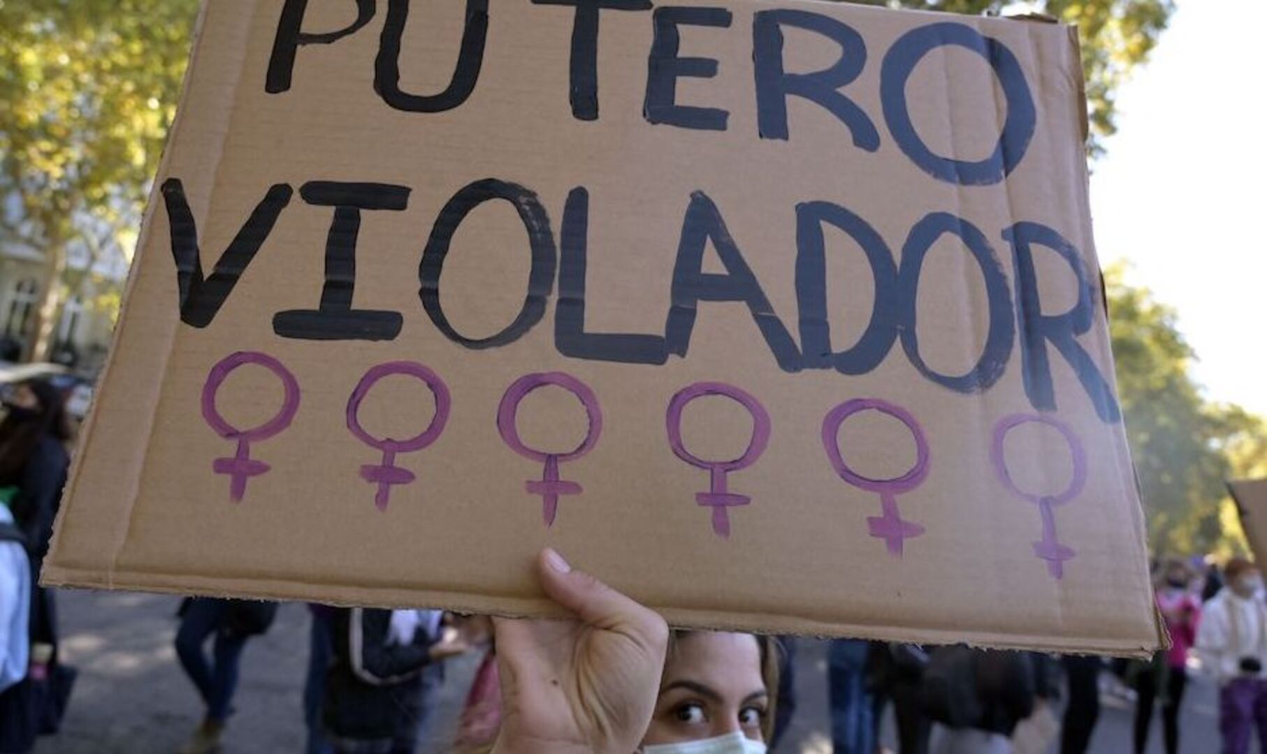 Schild wird hochgehalten