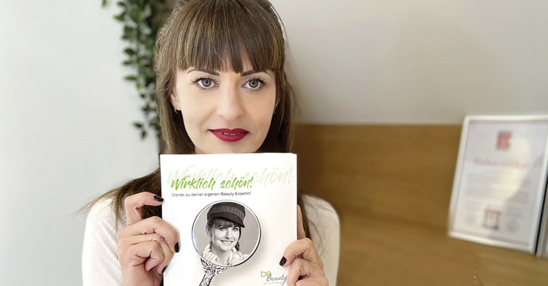 Christina Meidl-Lettenmayr mit ihrem Buch in der Hand.