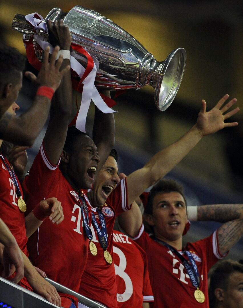 David Alaba stemmte den Pokal 2013 zum ersten Mal in die Höhe. | Credit: TOM HEVEZI / EPA / picturedesk.com