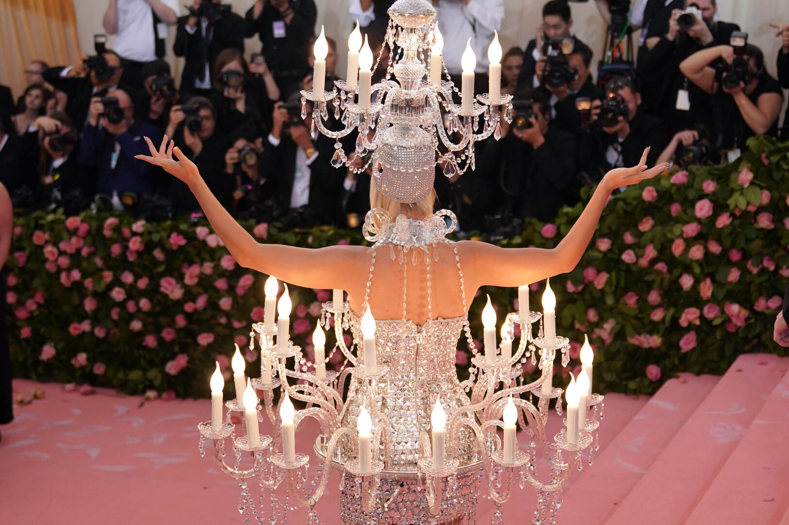 Katy Perry im Kronleuchterkleid