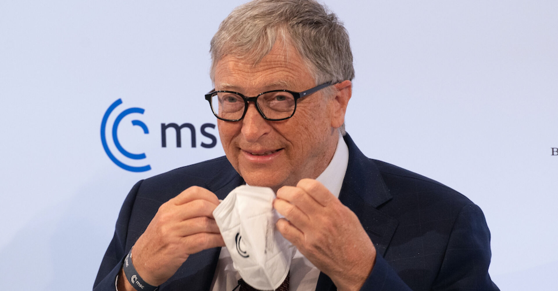 Bill Gates nimmt seinen Mundnasenschutz ab