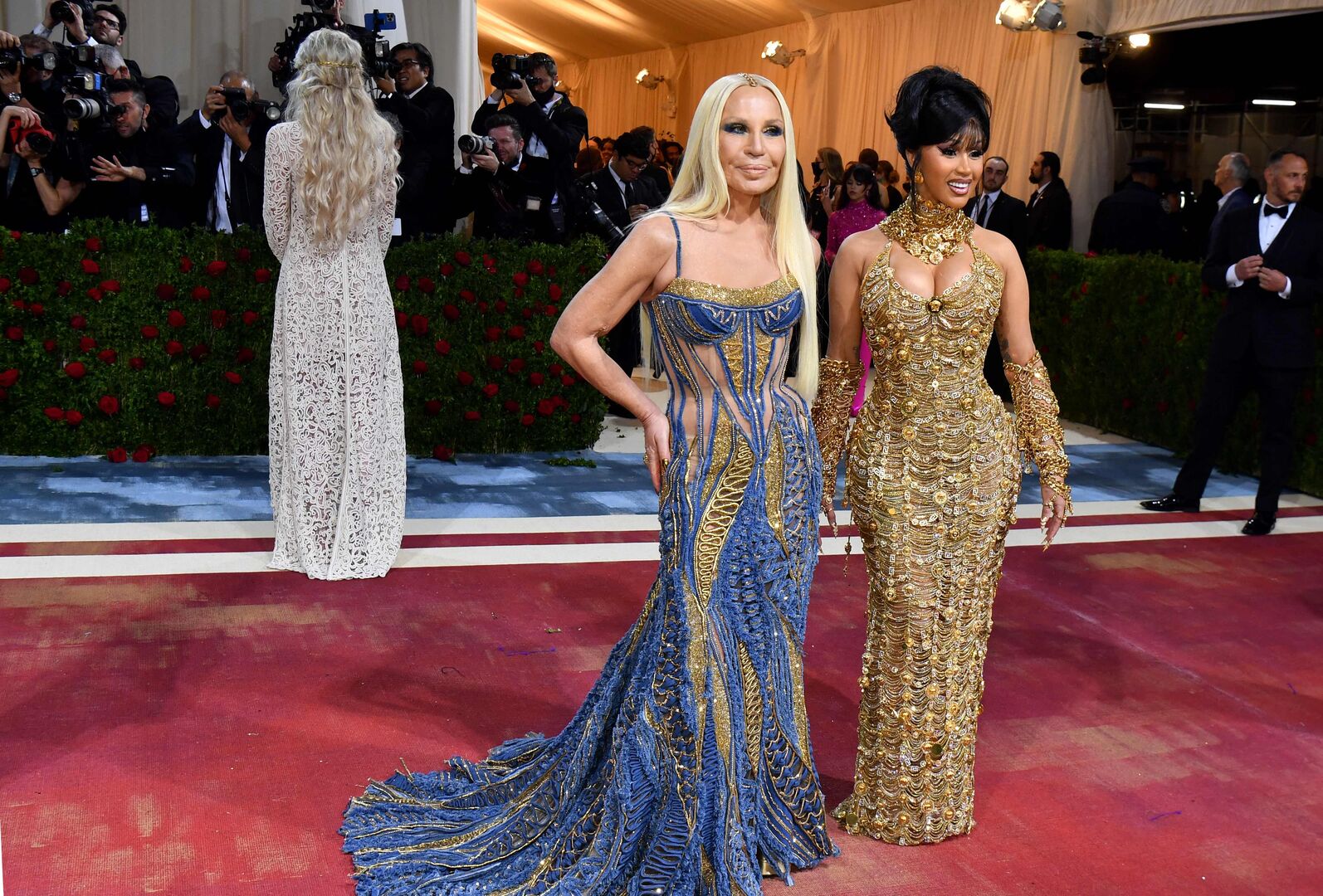 Designerin Donatella Versace und Rapperin Cardi B