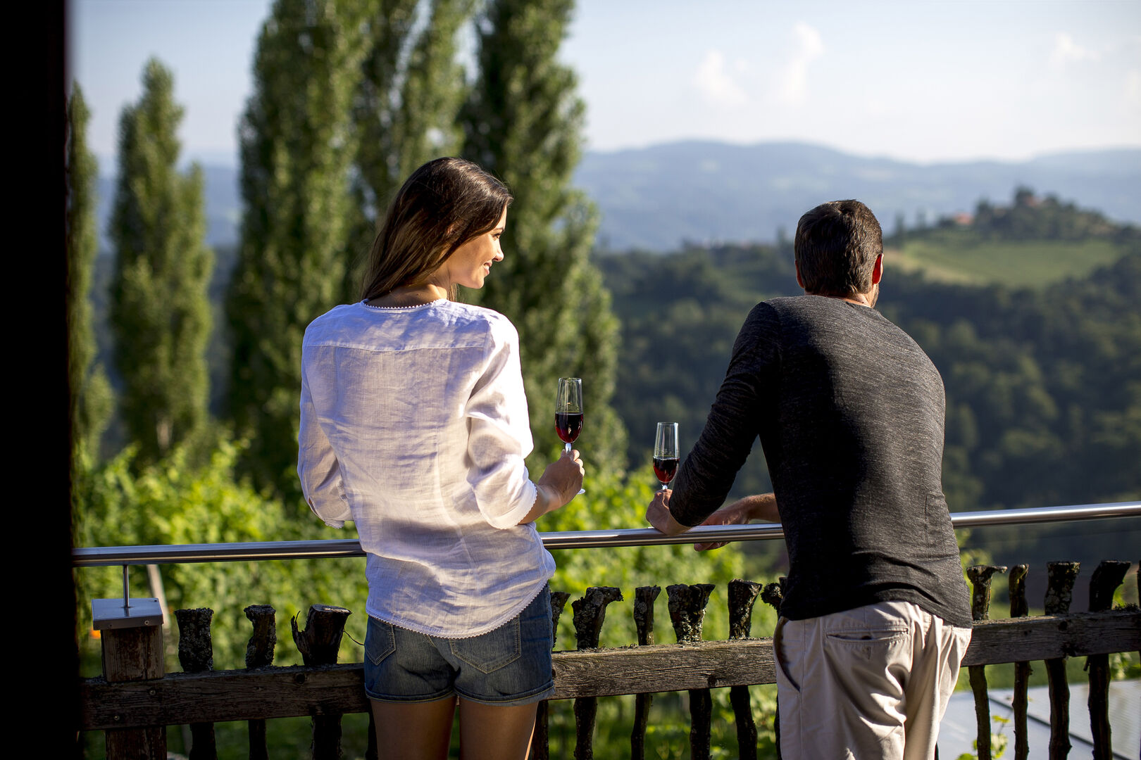 Zwei Personen beim Wein trinken in der Südsteiermark