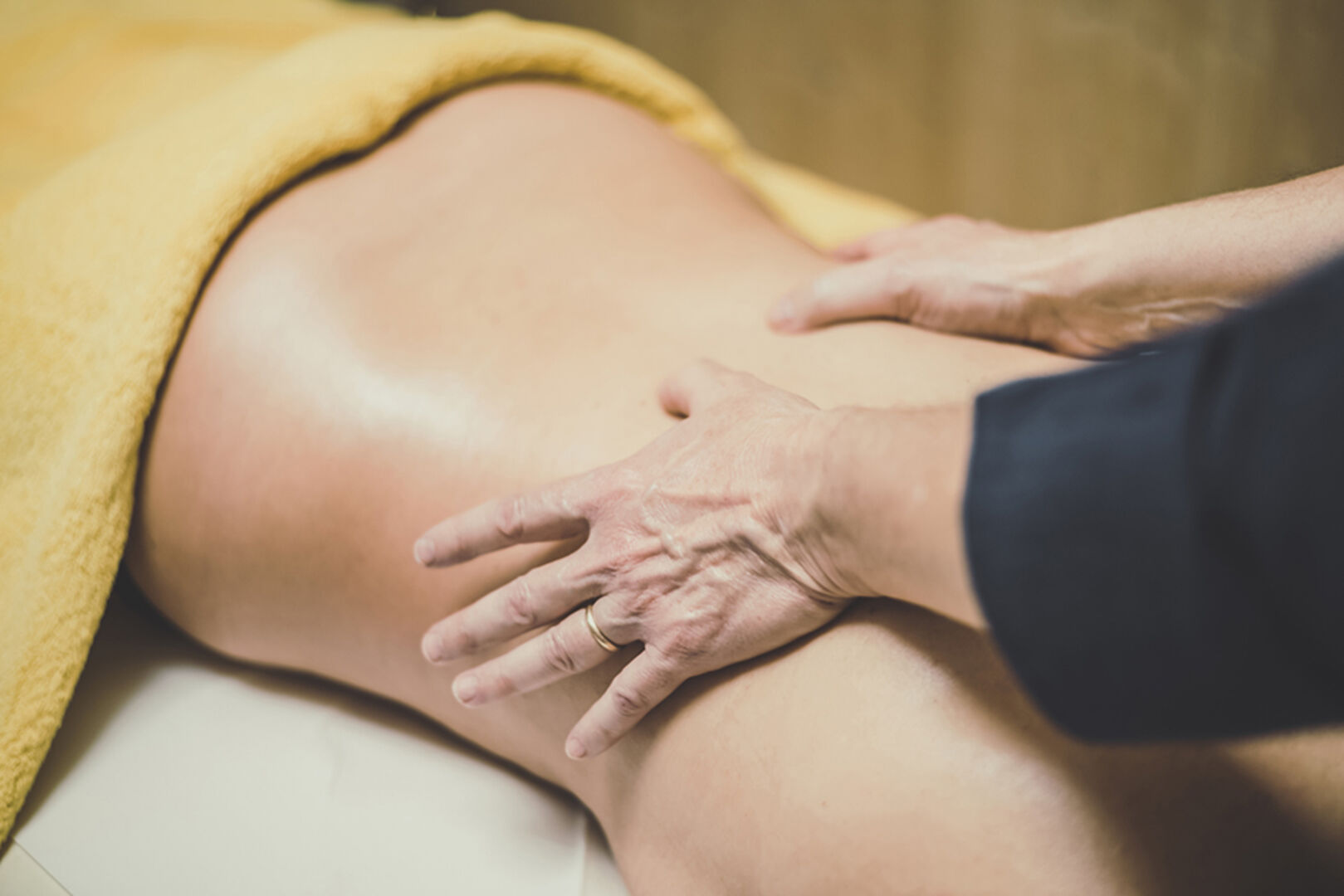 Junge Frau bei Lymphdrainage | Credit: iStock.com/Fabio Principe