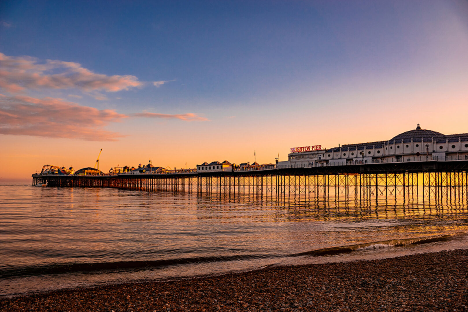 Der Strand von Brighton bei Sonnenuntergang | Credit: iStock.com/Michael Jewes