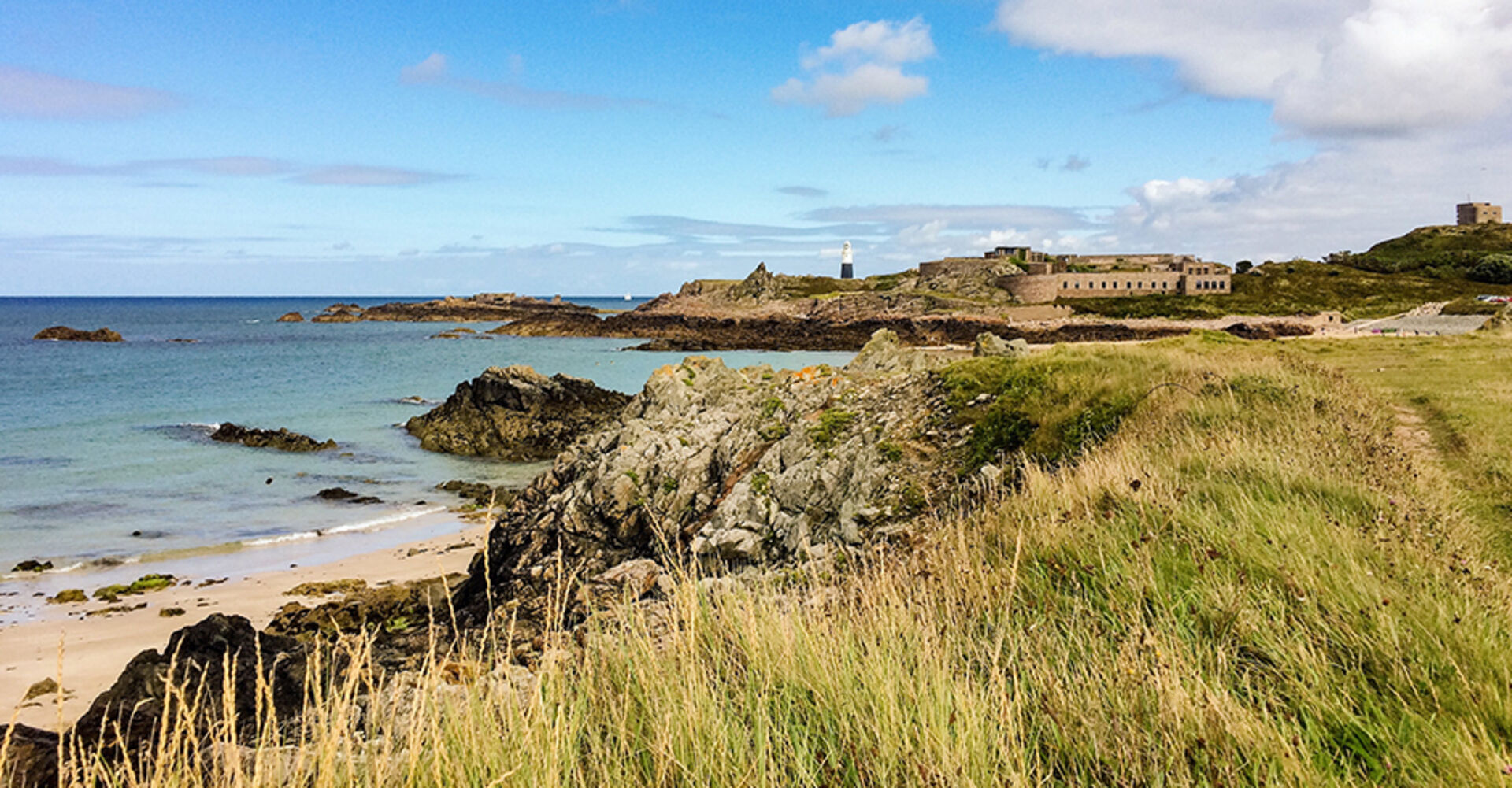 An einem der vielen Strände von Guernsey | Credit: iStock.com/Catherine Philip