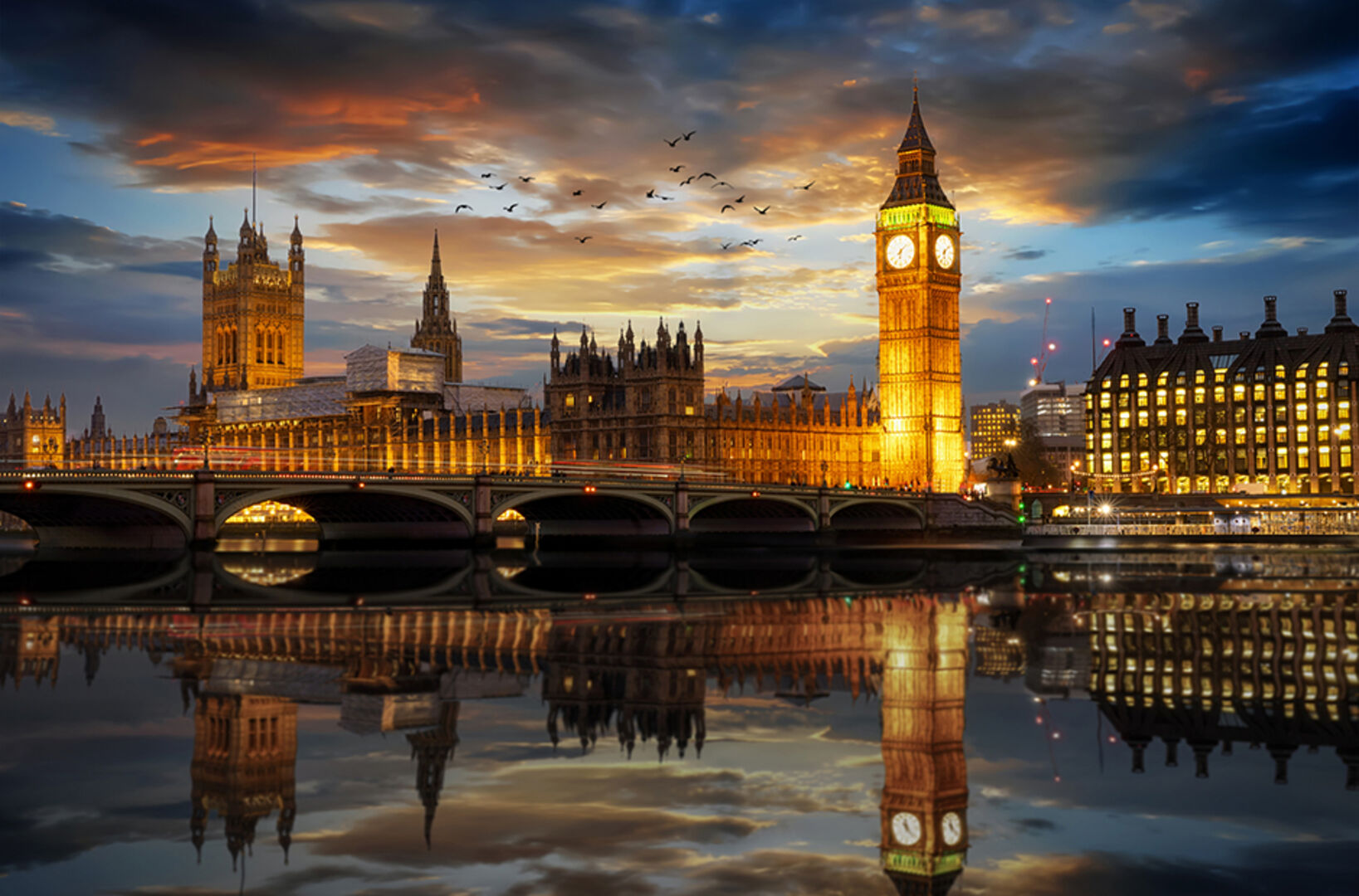 Westminster und Big Ben Clocktower in London | Credit: iStock.com/SHansche